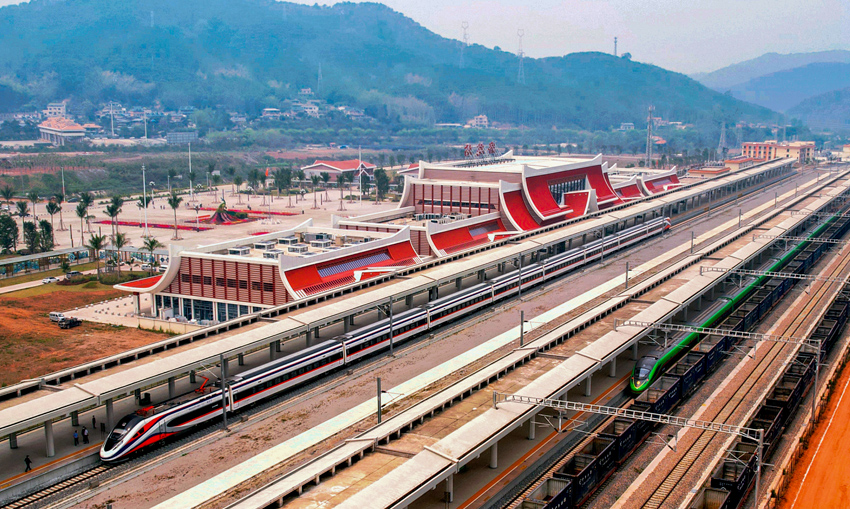 對(duì)向行駛的國(guó)際客運(yùn)列車“復(fù)興號(hào)”和“瀾滄號(hào)”在磨憨站交匯。楊紫軒攝